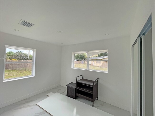 Building Photo - 1606 NW 12th Ave