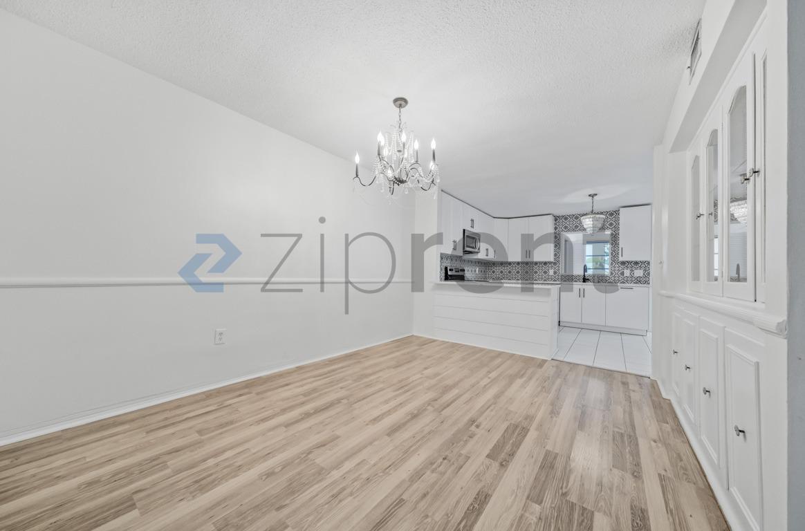 Building Photo - Unit 4
