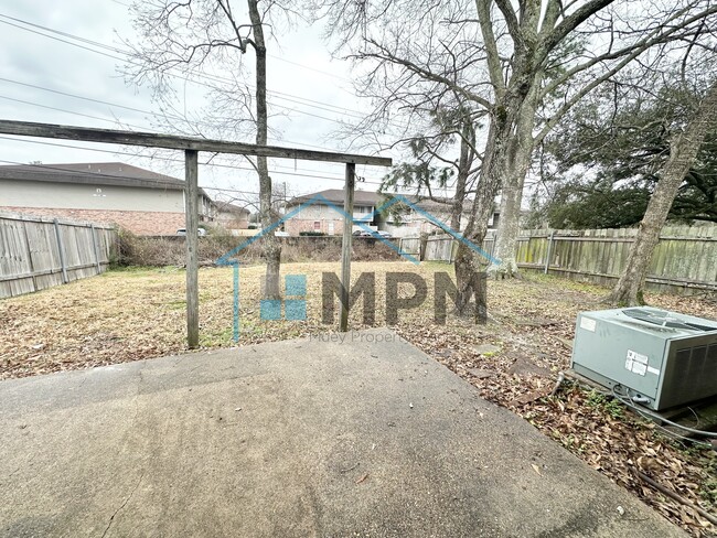 Building Photo - 13 W Elmwood Dr