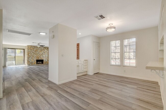 Building Photo - Single Story in the Heart of Las Vegas