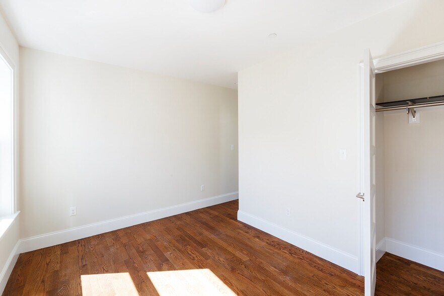 Building Photo - 121 Centre St