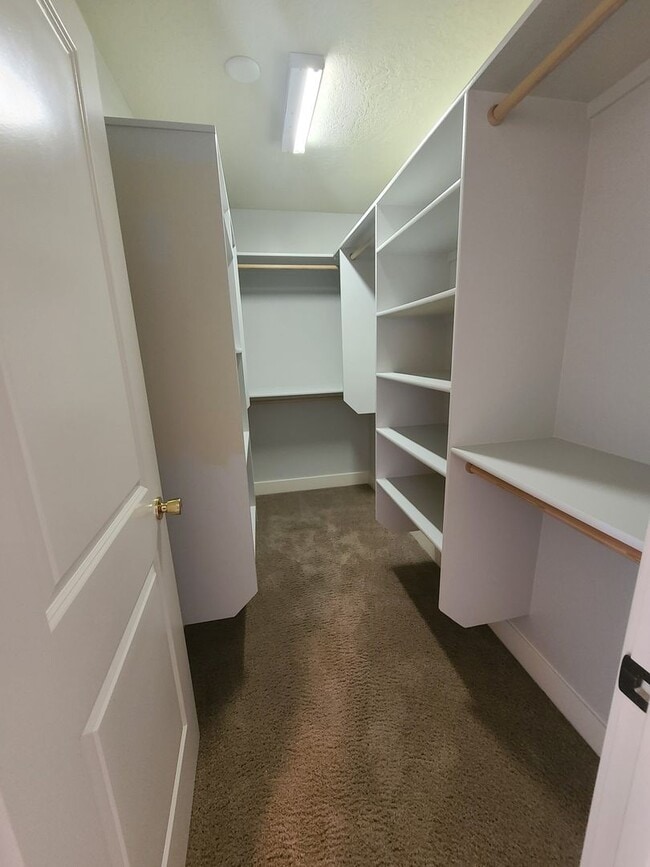Building Photo - Clean and ready to go 3 bedroom home
