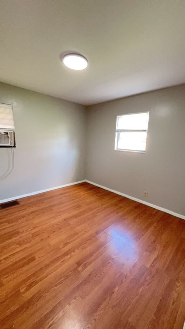 Building Photo - *AVAILABLE IN JUNE!* BIG BACKYARD - 2 BEDROOMS!