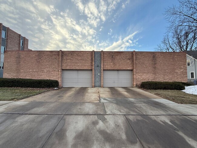 Building Photo - 100 W 17th St