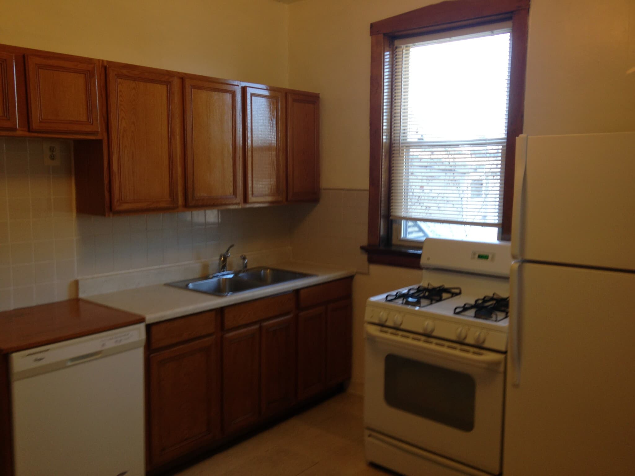 Kitchen - 1338 W Winona St