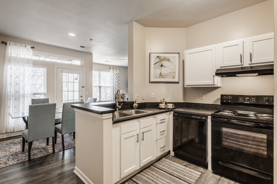 Spacious Renovated Kitchen - Riverchase Apartments