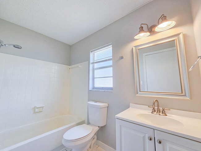 Building Photo - 608 Tangerine Dr