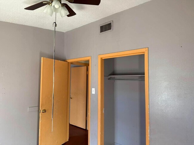 Building Photo - 2703 Diaz St