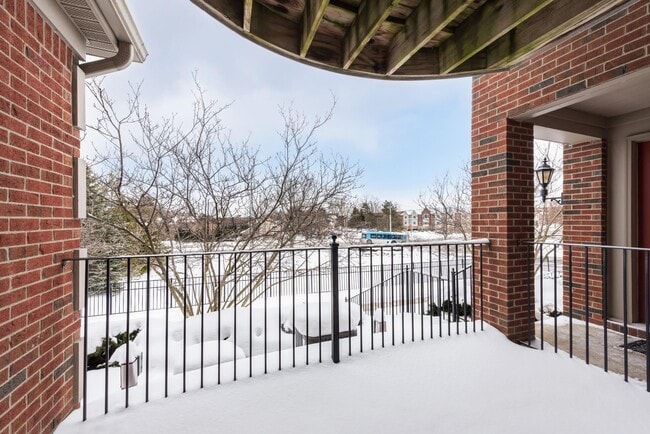 Building Photo - 120 W Oakbrook Dr