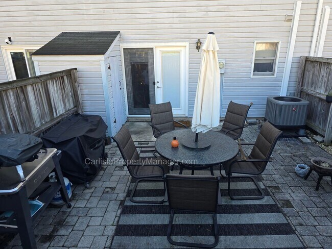 Building Photo - 2-Bedroom Townhouse w Fenced Patio, Off-Street Parking, Dishwasher, and Easy Commute