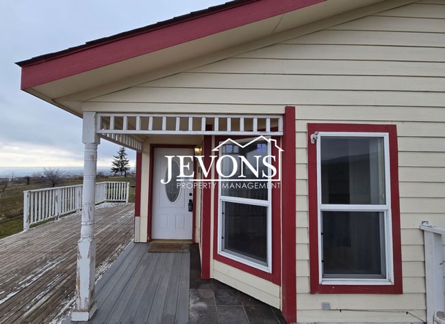 Building Photo - Coming soon! Comfortable Selah Residence with Open Living Space and Easy Commuter Access