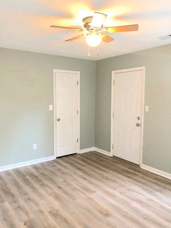 Building Photo - TOWN HOME W/ LOFT AND OPEN FLOOR PLAN FOR ...