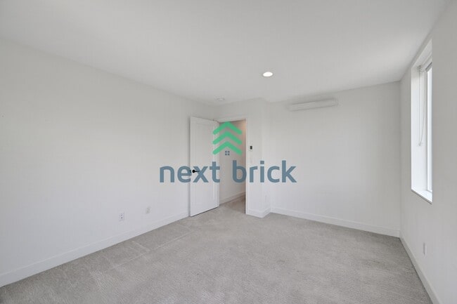 Building Photo - "Charming 2-Bed, 2-Bath Townhouse Retreat in Seattle – 1380 Sq Ft of Modern Comfort!"