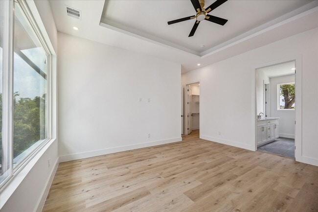 Building Photo - 1032 W 17th St