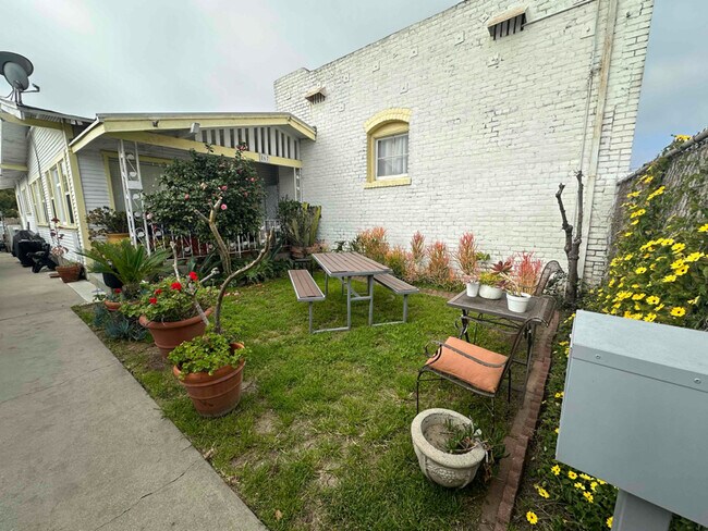 Building Photo - 867 W 9th St