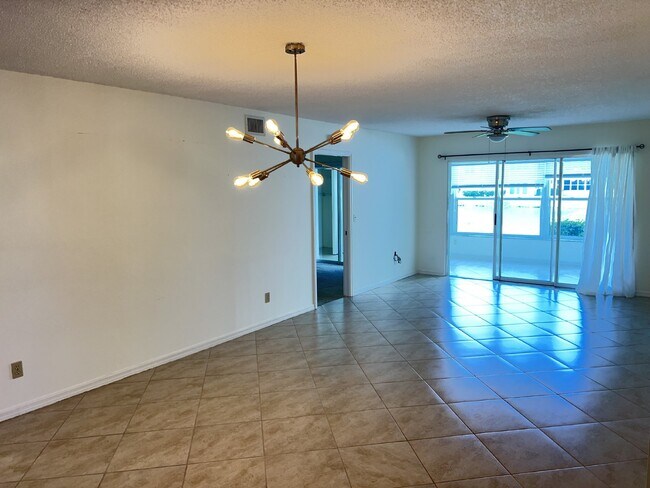Building Photo - Great first floor Condo - Annual Lease