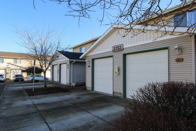 Building Photo - AMBERMANOR