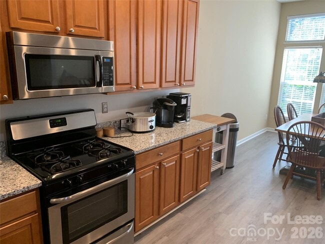 Building Photo - 6860 Lakecrest Ct
