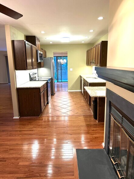 Building Photo - 443 Lynetree Dr
