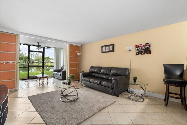 Building Photo - 3710 Inverrary Dr