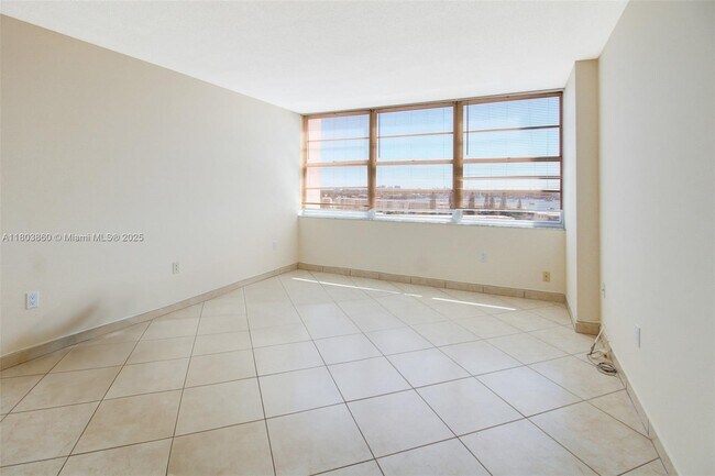 Building Photo - 18011 Biscayne Blvd