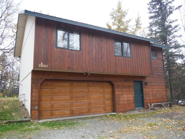 Building Photo - 3BR, 2BA 2 story home w/finished daylight basement