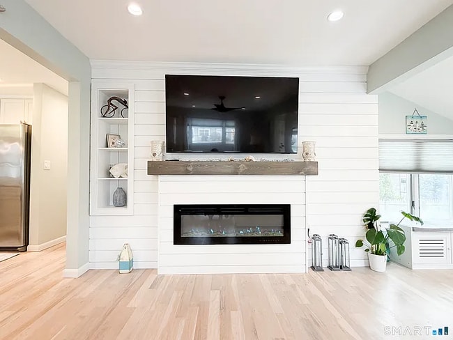 Building Photo - Fully renovated home just steps from the beach!