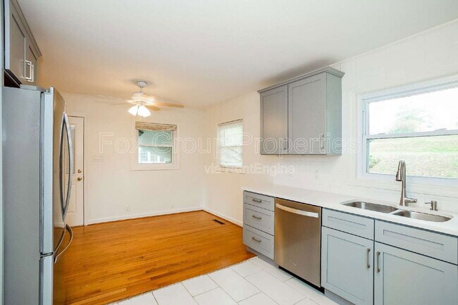 Building Photo - 1102 Woods Dr