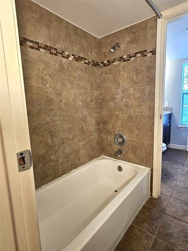 Building Photo - 11710 Southlake Dr