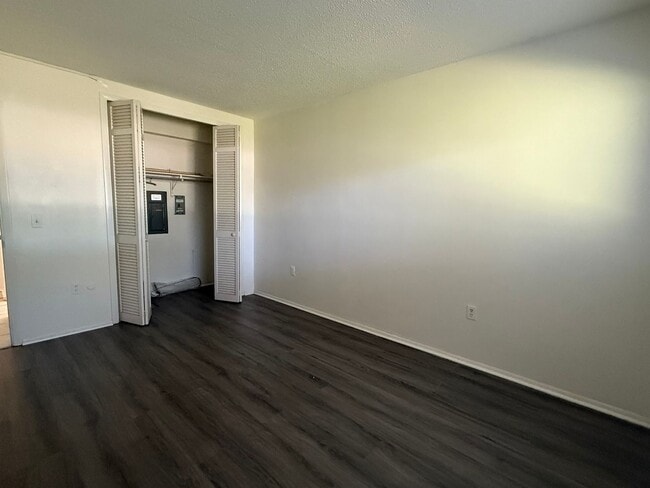 Building Photo - Cute Condo in Greenbriar
