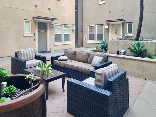 Building Photo - 12842 Palm St