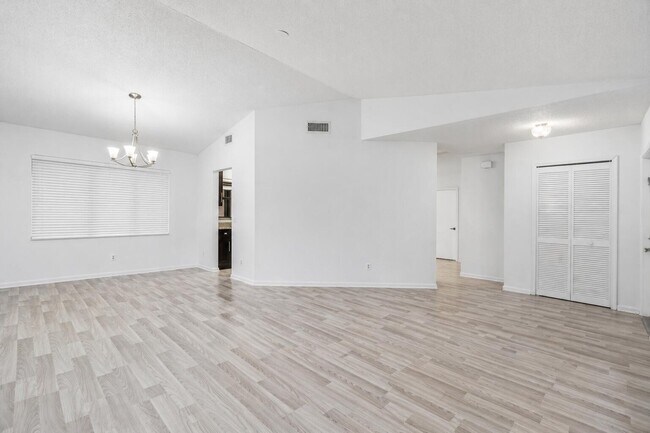 Building Photo - 190 Parkwood Dr S