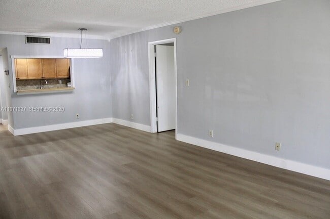 Building Photo - 210 Lakeview Dr