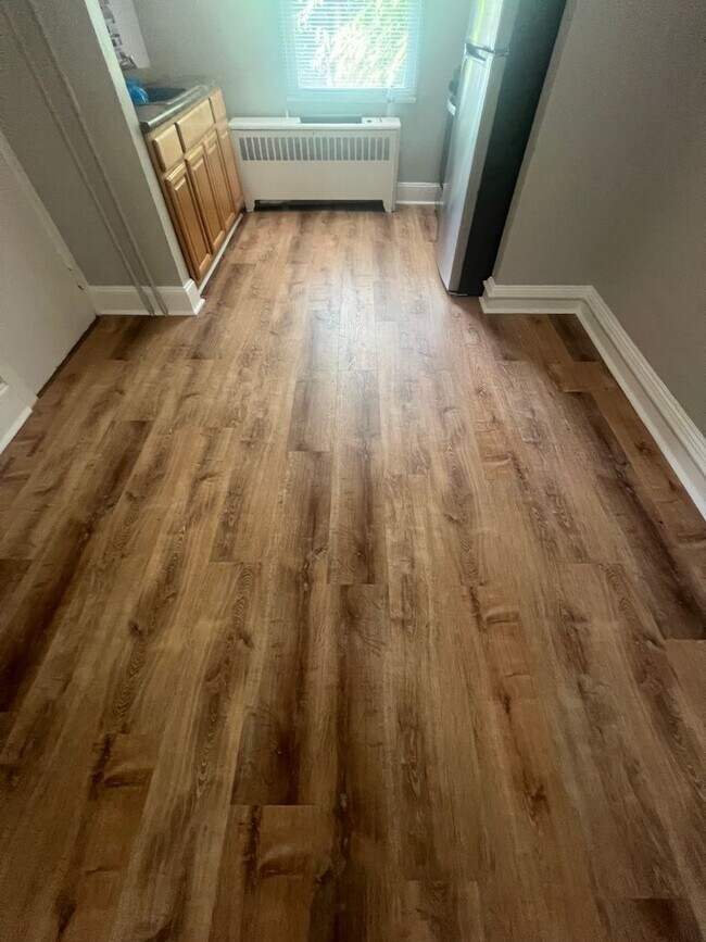 Building Photo - Bright 2-Bedroom with Spacious Bath & Priv...