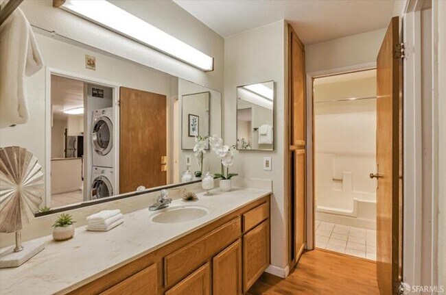 Building Photo - Bluff