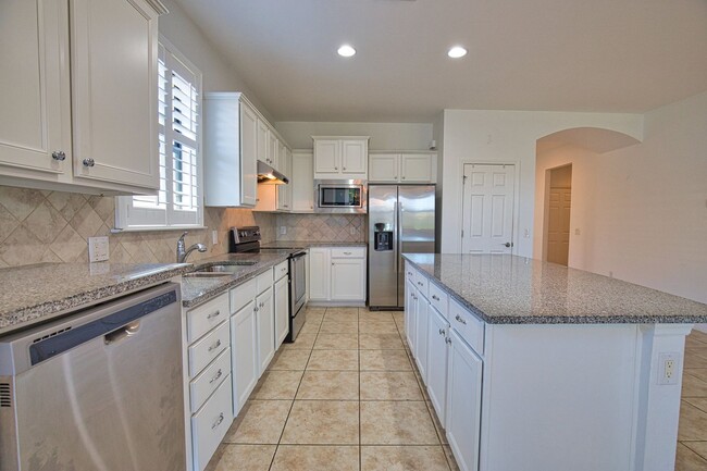 Building Photo - Annual Unfurnished 2 Bedroom 2 Bathroom Ho...