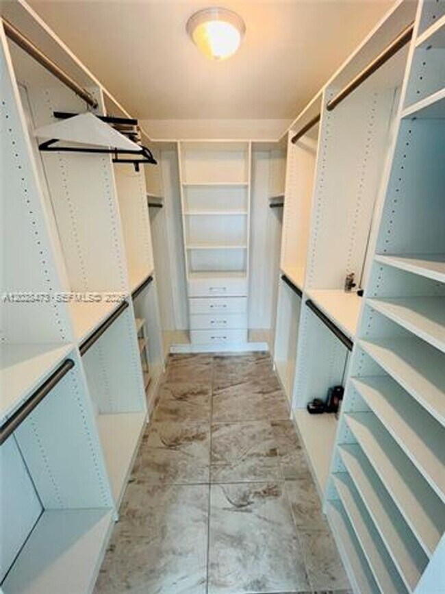 Building Photo - 2655 Collins Ave