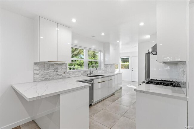 Building Photo - 2510 Paloma St