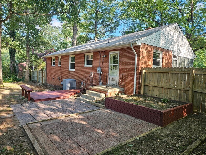 Building Photo - 5712 Jahnke Rd