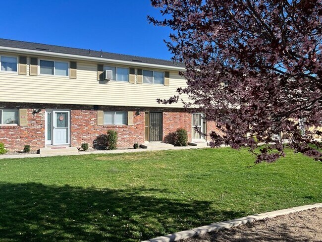 Building Photo - Fully updated Two Bedroom with Washer/Dryer