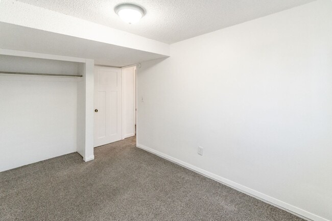 Building Photo - 1631 E Rowan Ave