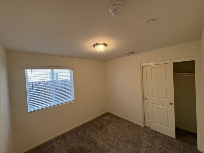 Building Photo - Beautiful Visalia Home Available Now!