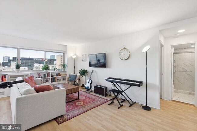 Building Photo - 2101 Chestnut St