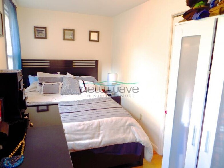 Building Photo - 73 Hudson St