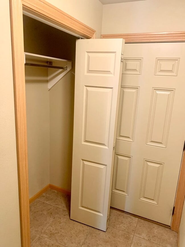 Building Photo - 2 Bedroom 1.5 Bathroom located in the Heights!