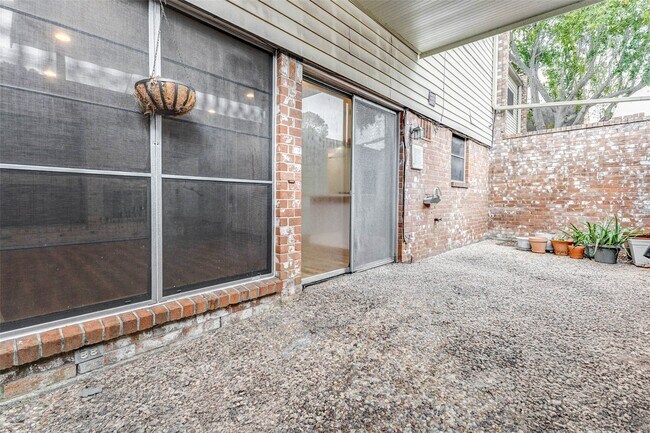 Building Photo - 10720 Briar Forest Dr