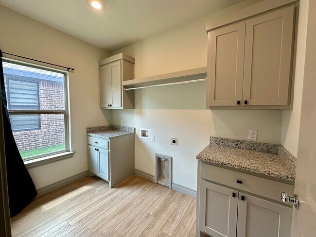 Building Photo - Self Showing - Beautiful 4 Bed 2 Bath - Co...