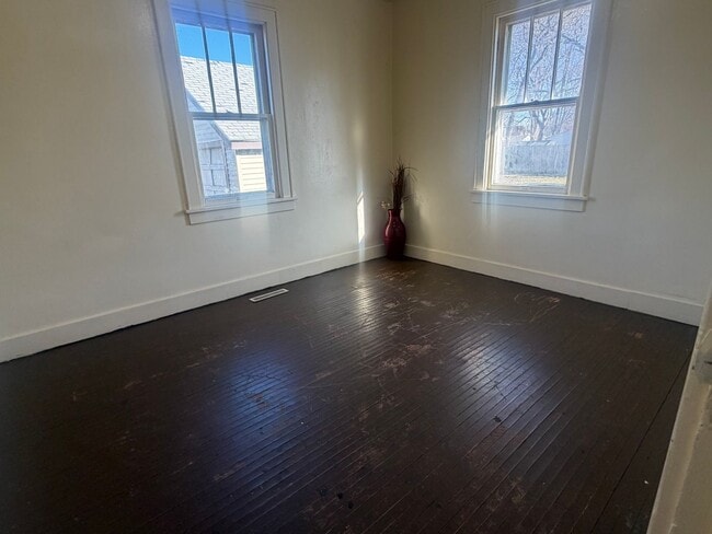 Building Photo - 3 bed, 1 bath home for rent in Waterloo