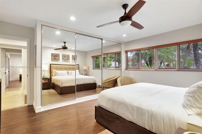 Building Photo - 1128 W Cypress Dr