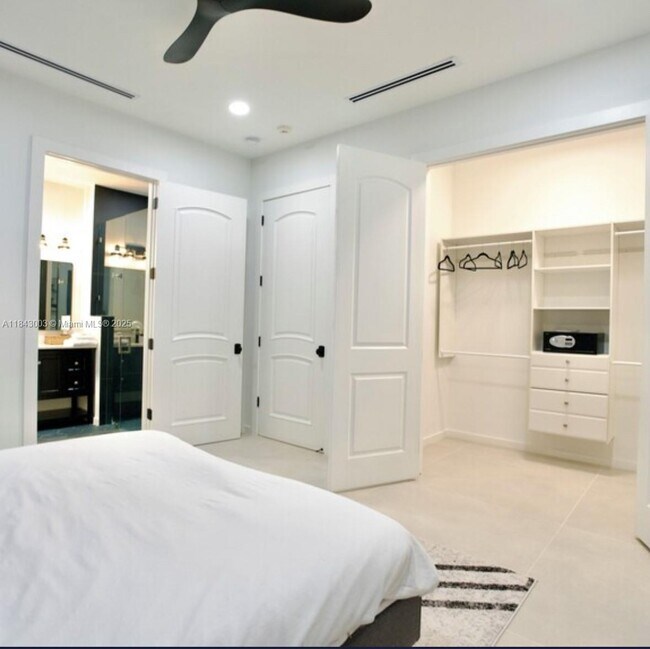 Building Photo - 131 Royal Palm Dr
